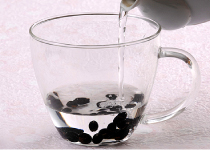 黒豆に熱いお湯を