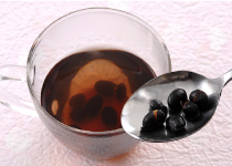 つめたく冷えたアイス黒豆茶